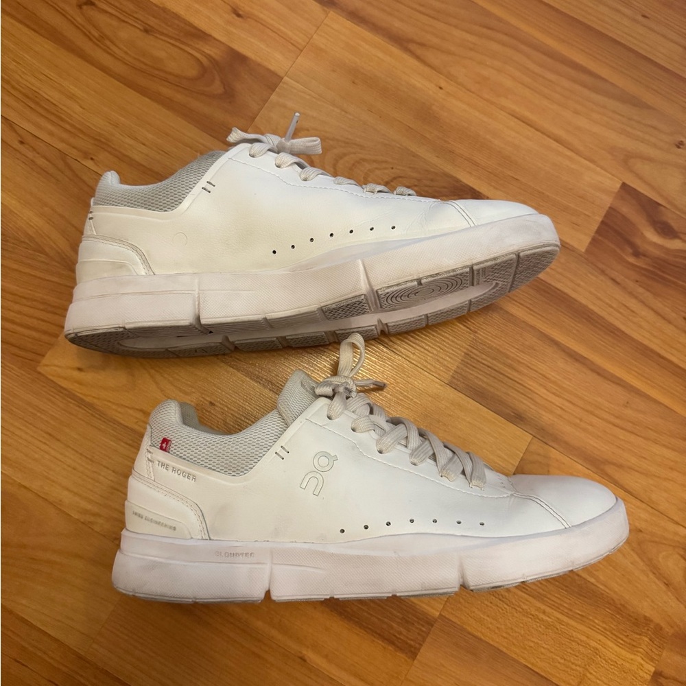 On Cloud mens Roger White Sneakers, size 8